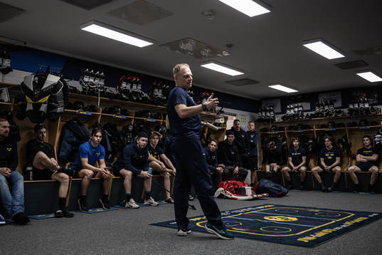 Head coach Magnus Hävelid of Sweden