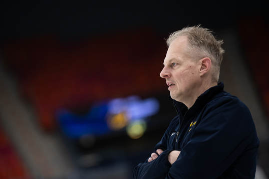 Head coach Magnus Hävelid of Sweden at a practice session