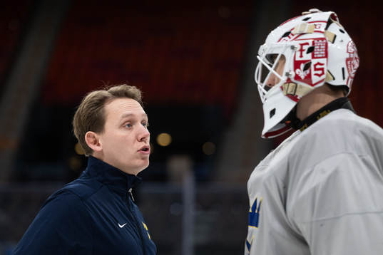 Goaltender coach Viktor Alm and goaltender Kevin Reidler of