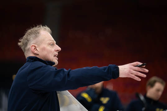 Head coach Magnus Hävelid of Sweden at a practice session
