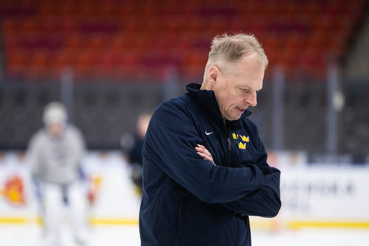 Head coach Magnus Hävelid of Sweden at a practice session