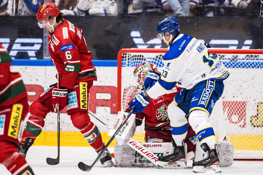 Leksands Jon Knuts  oroar framför MoDos Daniel Brickley
