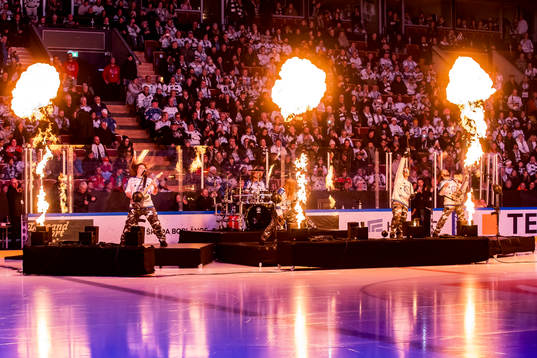 Sabaton spelar vid intro innan ishockeymatchen i SHL mellan