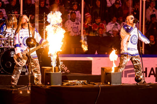 Sabaton spelar vid intro innan ishockeymatchen i SHL mellan