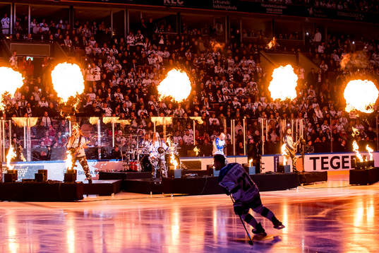 Sabaton spelar vid intro innan ishockeymatchen i SHL mellan