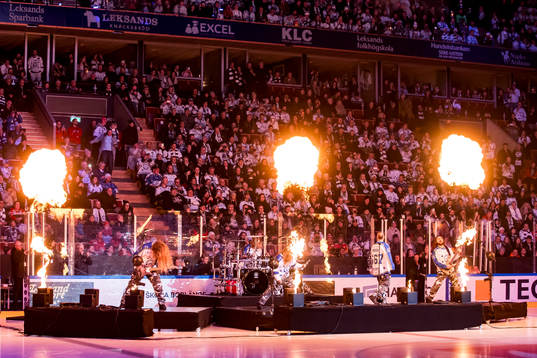 Sabaton spelar vid intro innan ishockeymatchen i SHL mellan