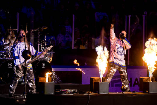 Sabaton spelar vid intro innan ishockeymatchen i SHL mellan