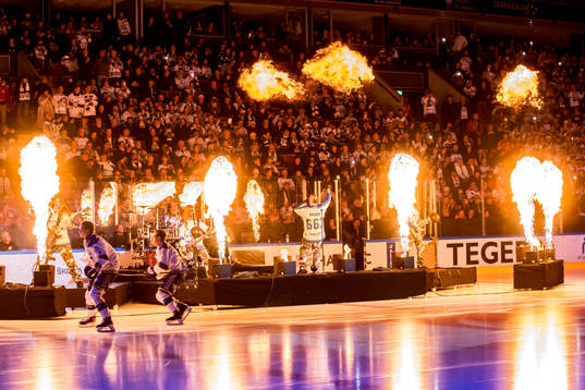Sabaton spelar vid intro innan ishockeymatchen i SHL mellan