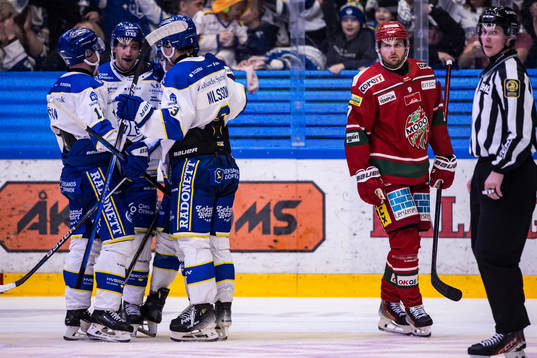 Leksands Max Veronneau jublar och MoDos Pontus Näsén