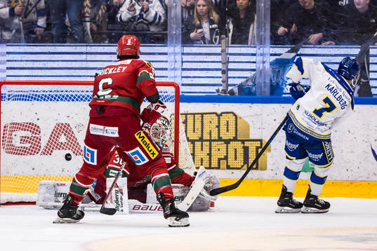 Leksands Marcus Karlberg gör 4-0 bakom MoDos målvakt