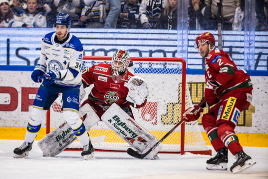 Leksands Peter Cehlarik och MoDos målvakt Lassi Lehtinen