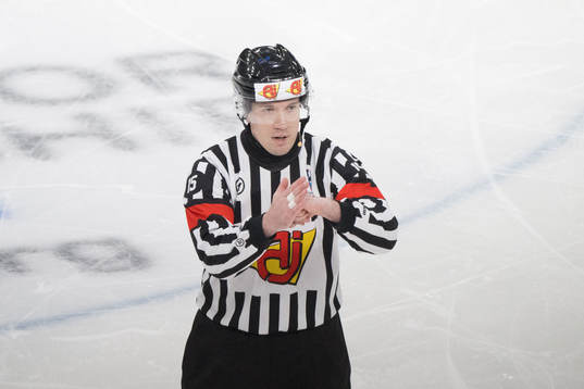 Referee Troy Murray