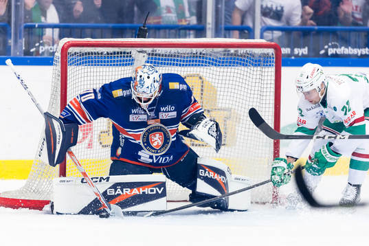 Växjös målvakt Adam Åhman och Rögles Daniel Zaar