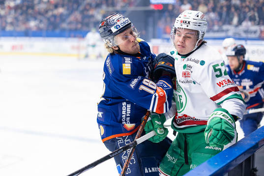 Växjös Marcus Sylvegård tacklar Rögles Felix Nilsson