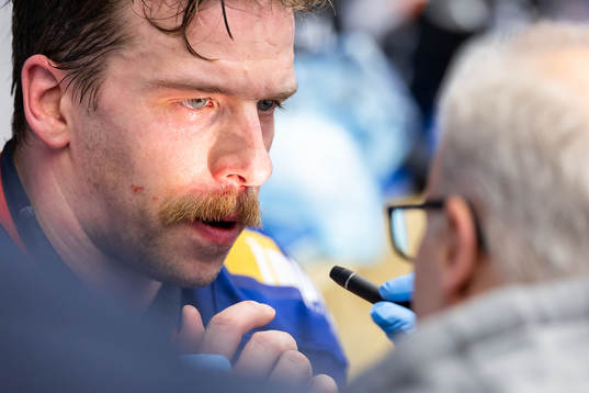 Växjös Brian Cooper blir undersökt av läkare