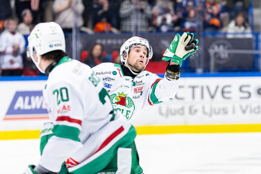 Rögles Lukas Ekeståhl-Jonsson fångar en puck