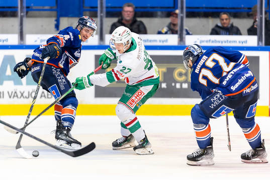 Rögles Linus Sjödin mellan Växjös Keegan Lowe och