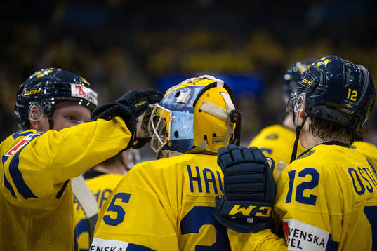 Players of Sweden celebrate with goaltender Hugo Hävelid