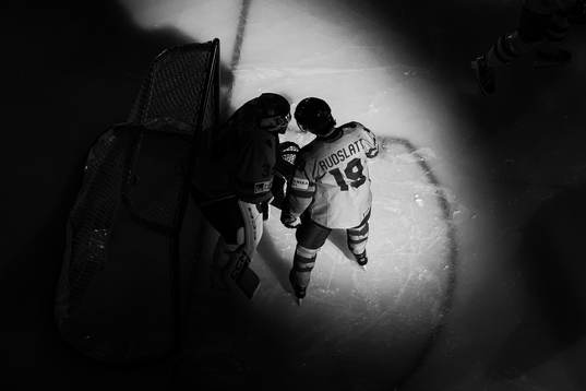 Rasmus Rudslätt and goaltender Hugo Hävelid of Sweden
