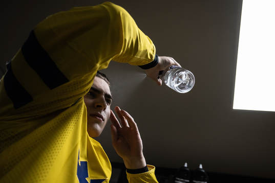 Liam Öhgren of Sweden sprays his head with water