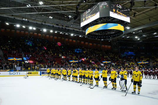 The players of Sweden at the national anthem