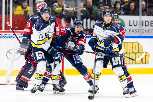 HV71s Nicholas Shore och Linköpings William Worge Kreü