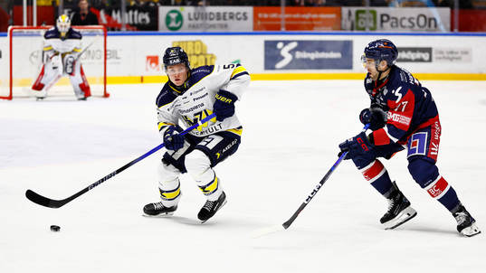 HV71s Victor Sjöholm och Linköpings Taylor Leier