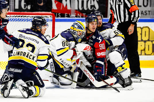 HV71s målvakt Frederik Dichow, Linköpings Lance Bouma och