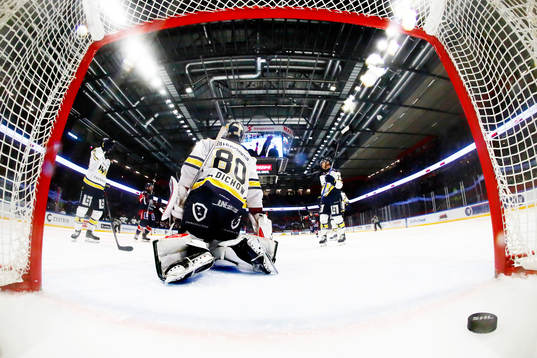 HV71s målvakt Frederik Dichow deppar