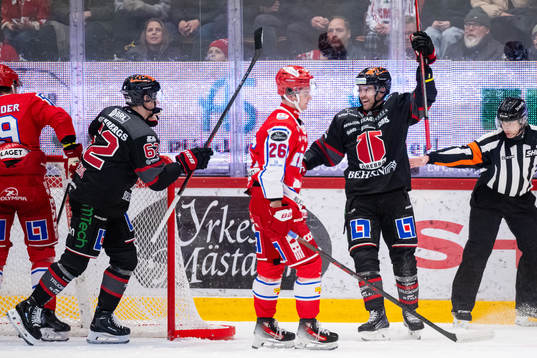 Örebros Ludvig Larsson och Robert Leino jublar