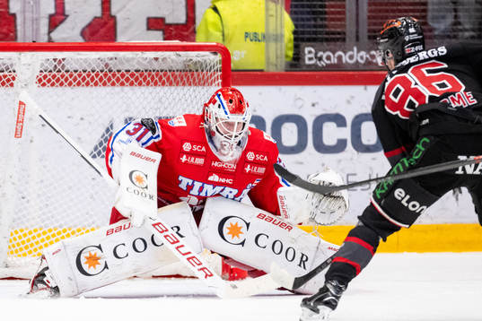 Timrås målvakt Tim Juel och Örebros Mathias Bromé