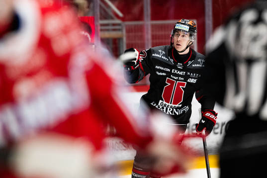 Örebros Robert Leino jublar