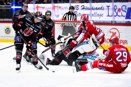 Kamp framför Örebros målvakt Jonas Arntzen