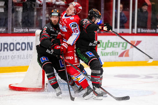 Örebros Rasmus Rissanen och Oliver Eklind försvarar mot