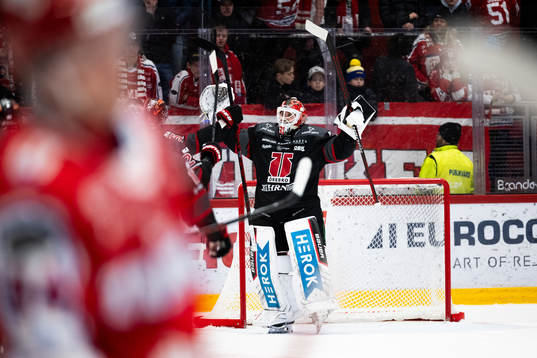 Örebros målvakt Jonas Arntzen jublar
