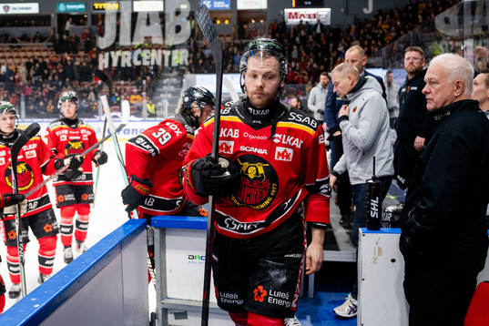 Luleås Einar Emanuelsson lämnar isen