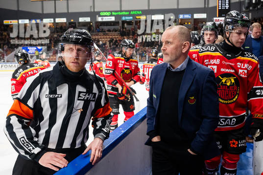 Luleås tränare Thomas Berglund lämnar båset