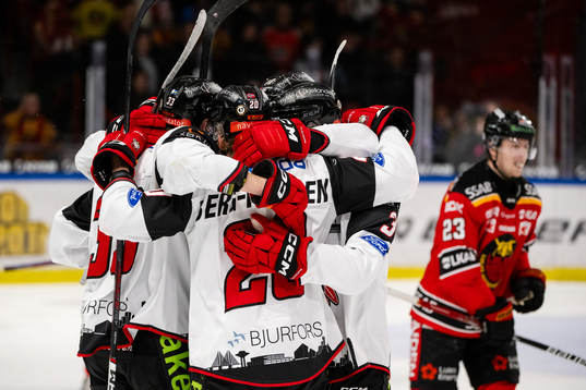 Malmö Redhawks spelare jublar med Thomas Berg Paulsen