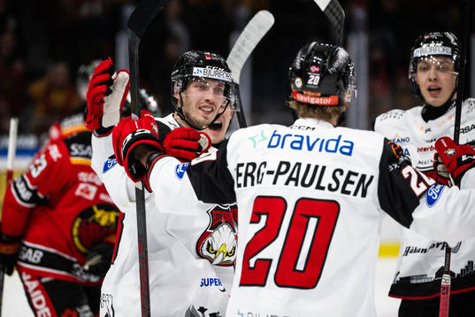 Malmö Redhawks Simon Åkerström jublar