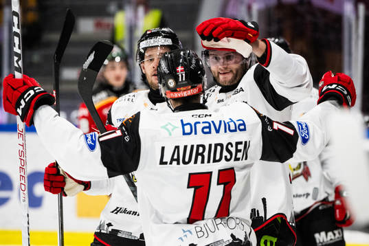 Malmö Redhawks Kim Rosdahl jublar med lagkamrater