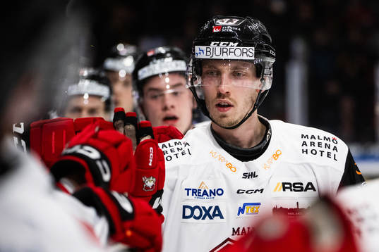 Malmö Redhawks Simon Åkerström jublar