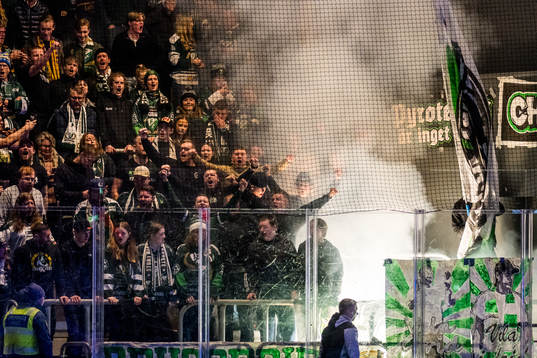 Färjestads supportrar med pyroteknik