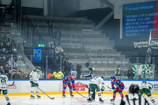 Färjestads supportar tvingas lämna arenan för