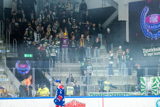 Färjestads supportrar lämnar arenan för visitation