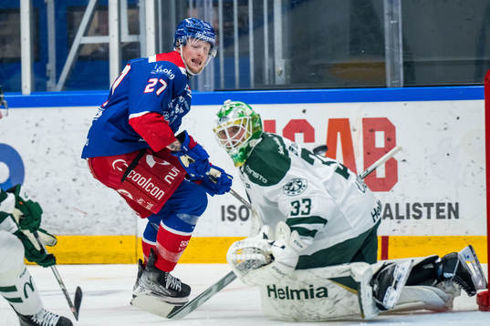 Oskarshamns Austin Wagner och Färjestads målvakt Maxime