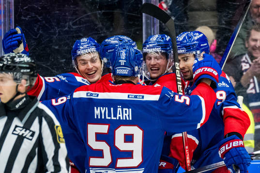 Oskarshamns Austin Wagner jublar med lagkamrater