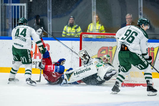 Oskarshamns Austin Wagner och Färjestads målvakt Maxime