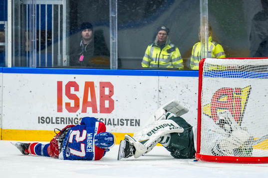 Oskarshamns Austin Wagner och Färjestads målvakt Maxime