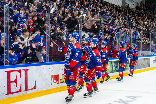Oskarshamns spelare och supportrar jublar