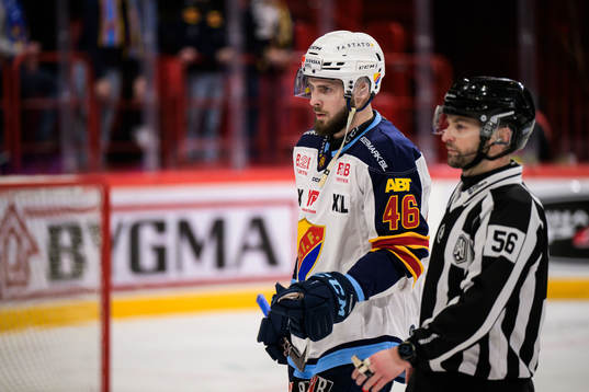 Djurgårdens Albin Grewe lämnar isen